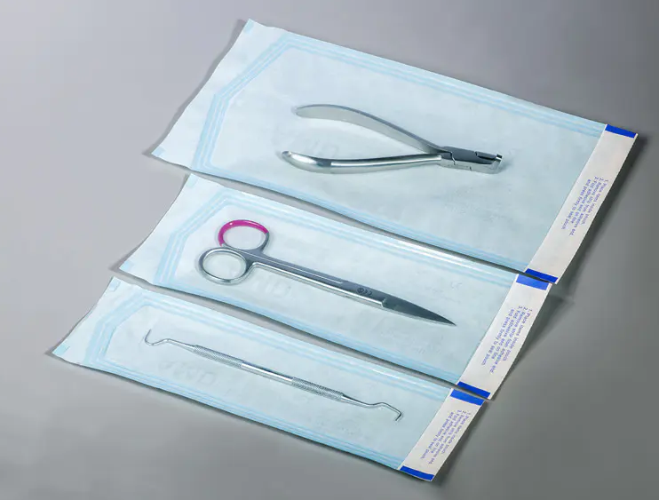 Jak samotěsnící sterilizační sáčky zajišťují sterilní bariéru zdravotnických prostředků?